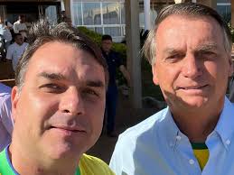 Flávio Bolsonaro critica decisão do STF e sai em defesa do pai após operação da PF