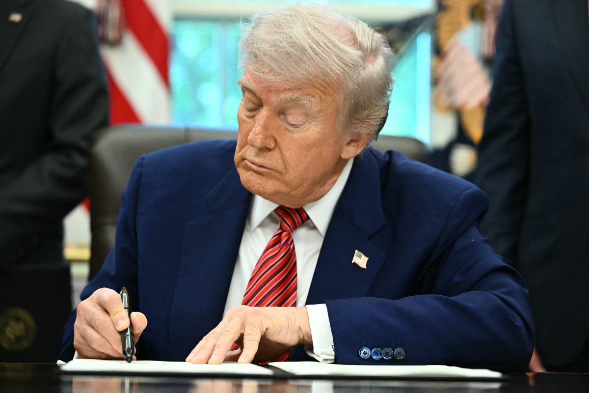 Trump assina decreto que impõe tarifa de 50% ao Brasil