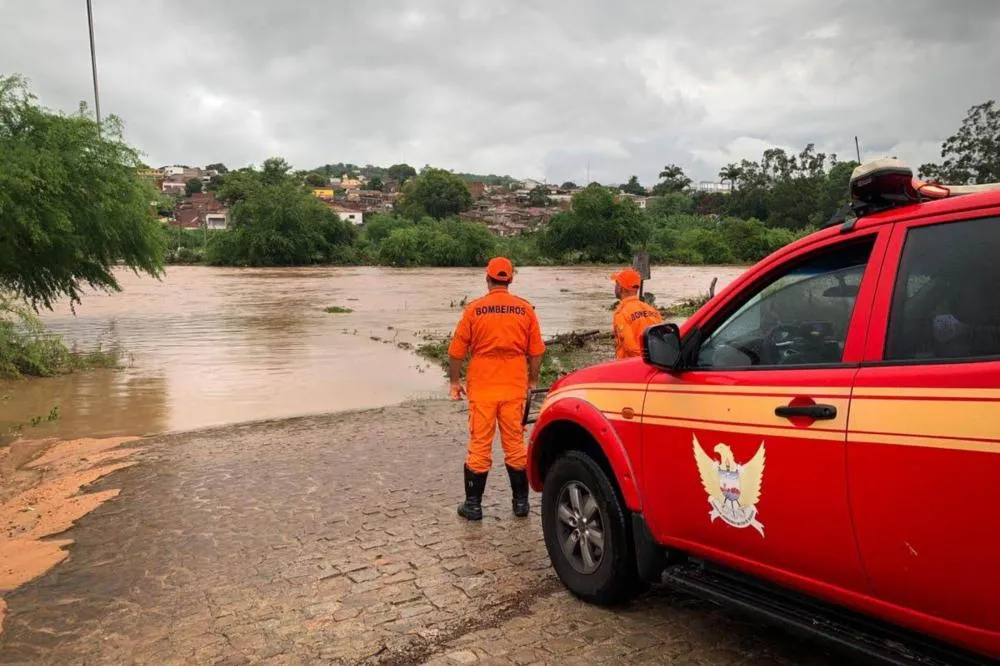 Chuvas persistem e causam transbordamentos de rios no interior de Alagoas