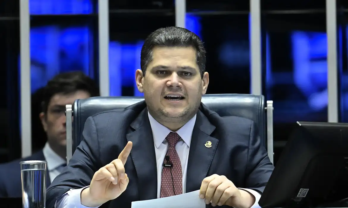 Alcolumbre tenta aliviar punições impostas a Marcos do Val