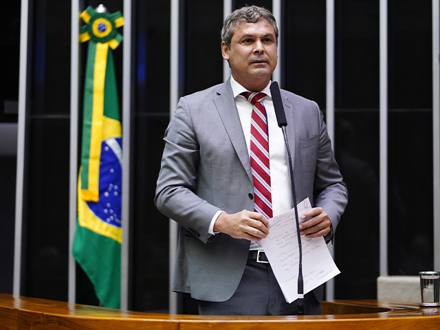 Líder do PT afirma que vai pedir suspensão dos mandatos de deputados que ocuparam o congresso