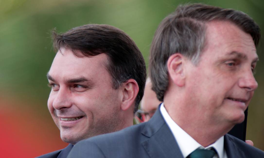 Flávio Bolsonaro visita pai pela primeira vez após prisão domiciliar e critica decisão de Moraes