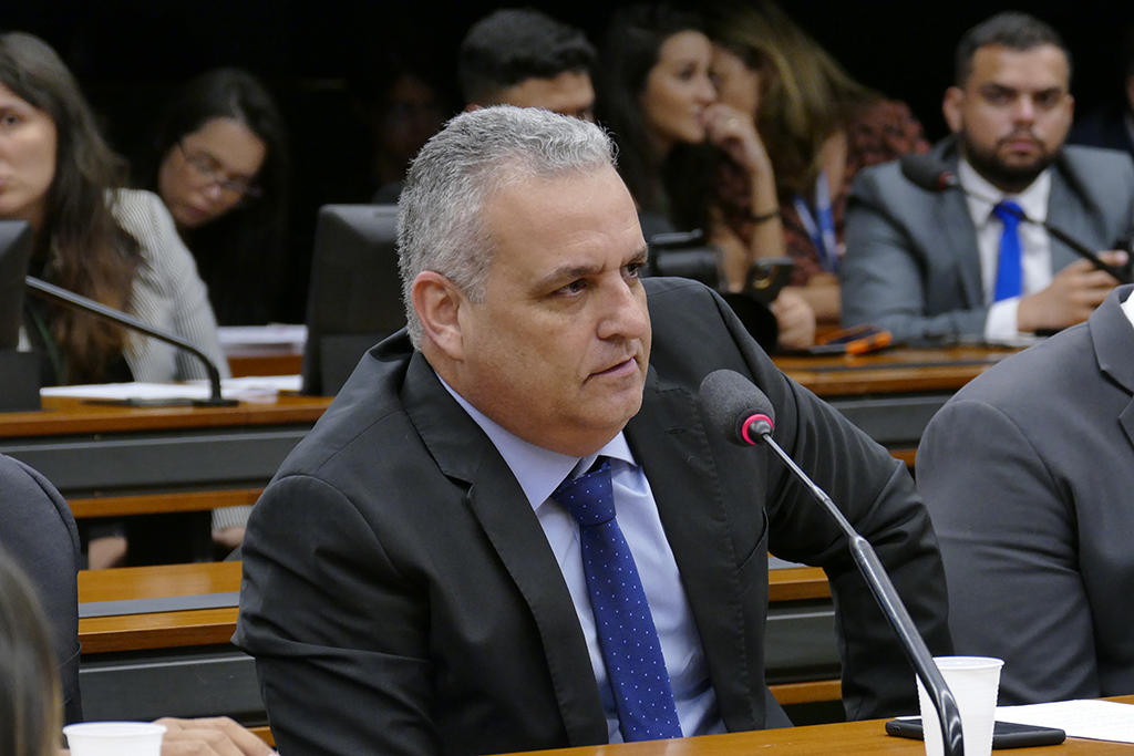 Servidora da CGU afirma que Bolsonaro tinha conhecimento de fraudes no INSS e irrita relator Alfredo Gaspar