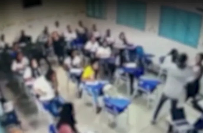 Aluno agride professora dentro de sala de aula em escola de Pão de Açúcar