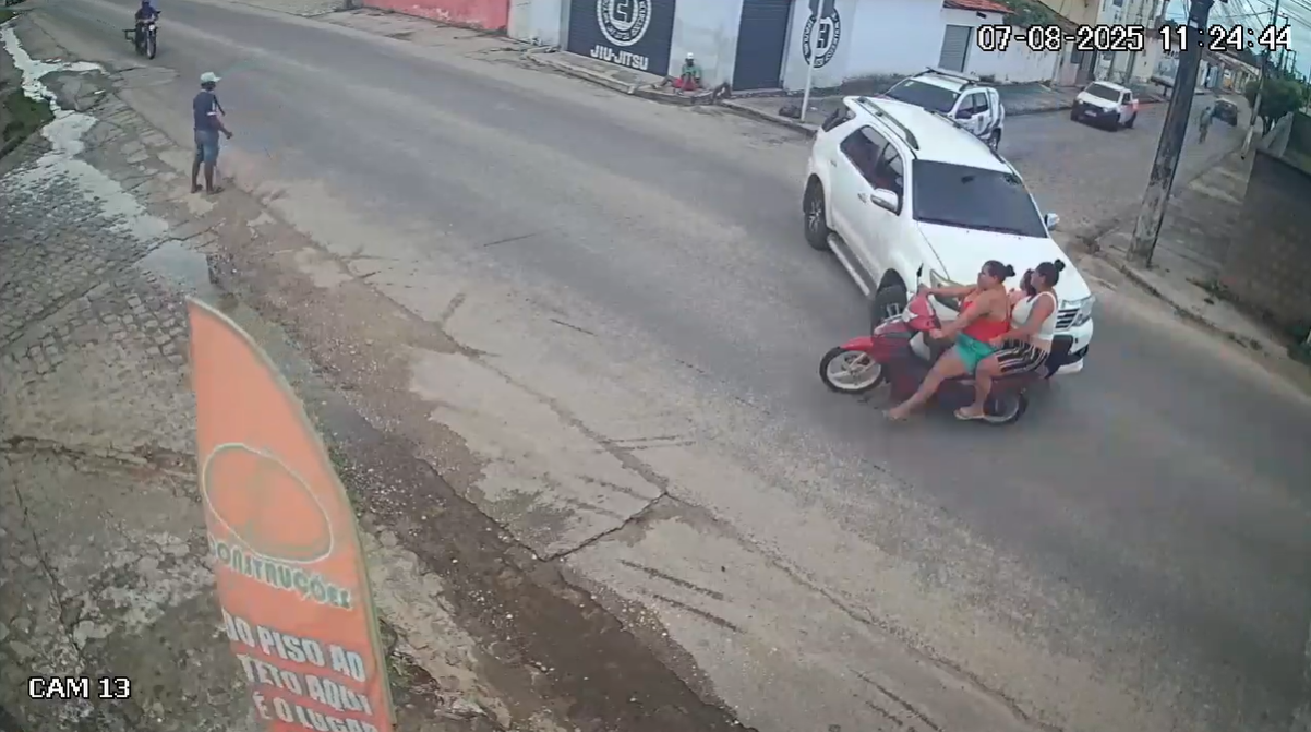 Câmera flagra colisão entre carro e moto com duas mulheres e uma criança em Penedo