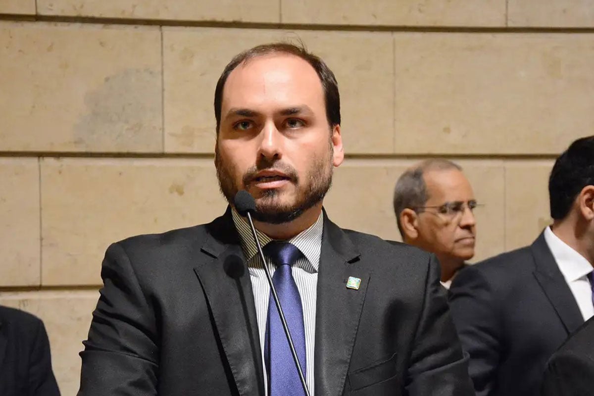 Carlos Bolsonaro é internado após prisão domiciliar do pai, determinada por Moraes