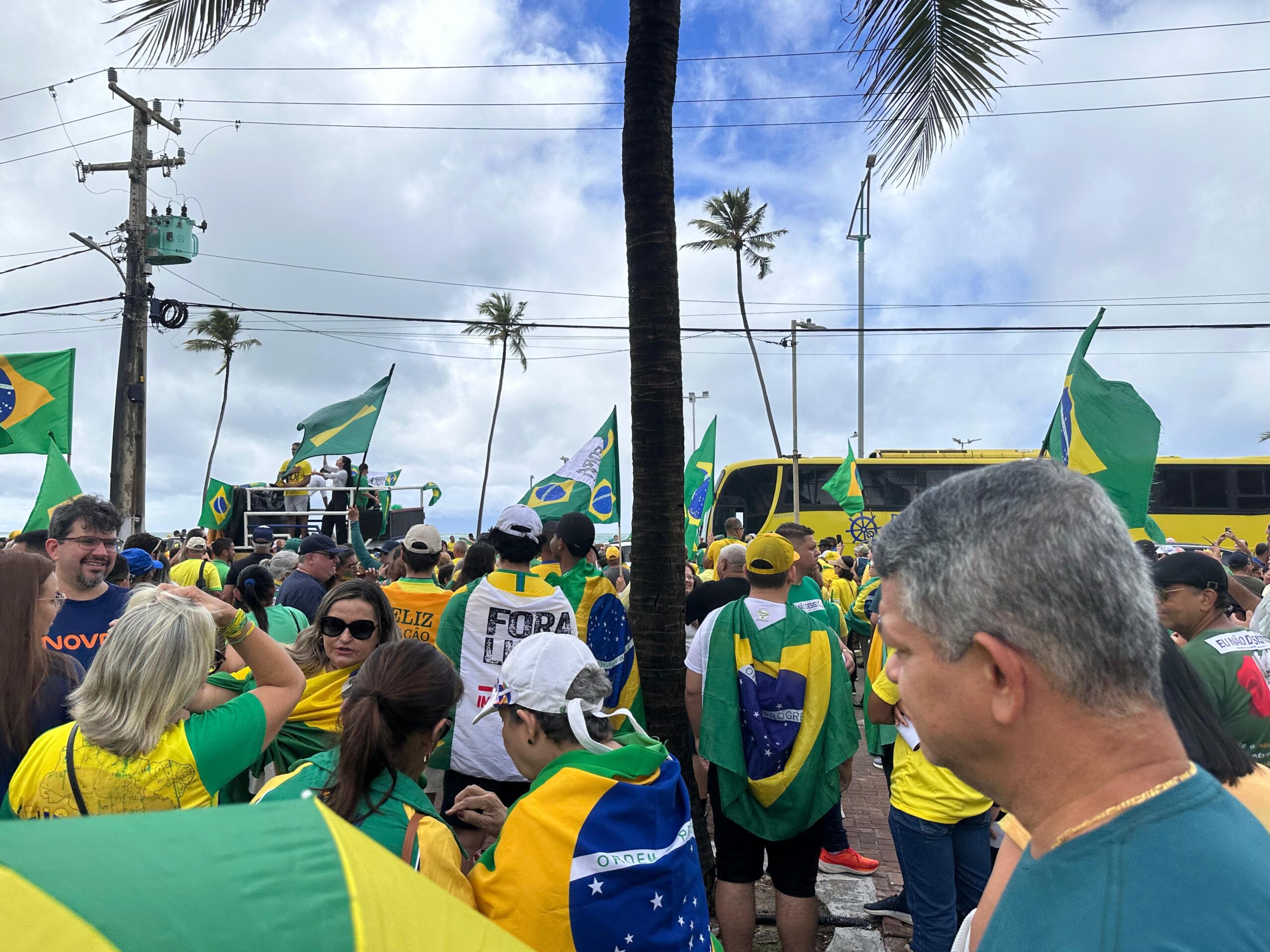 Manifestação reúne parlamentares e apoiadores do ex-presidente Bolsonaro na orla de Maceió em defesa de anistia e contra o STF