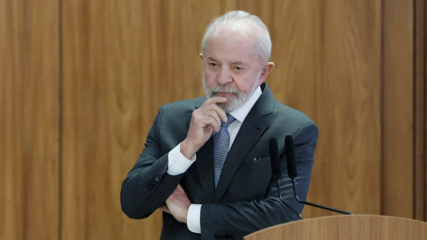 Lula diz que não vai se humilhar ligando para Trump e debaterá tarifaço com os Brics