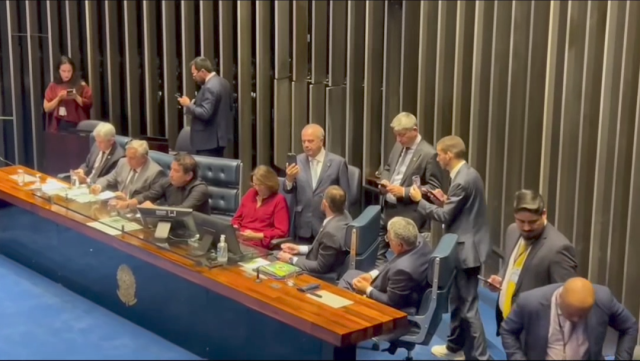 Políticos ocupam cadeiras do Congresso e afirmam que prisão de Bolsonaro é “violação dos humanos”