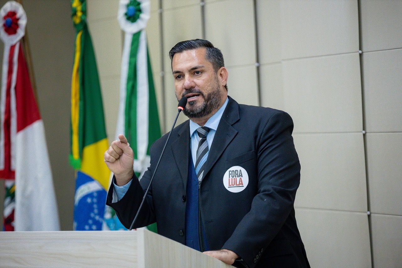 Leonardo Dias comemora derrubada de Progressão Pedagógica no Colégio Tiradentes: “derrota para quem quer destruir a Educação”
