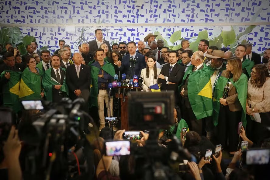 Oposição bolsonarista articula resposta política após prisão domiciliar de Bolsonaro