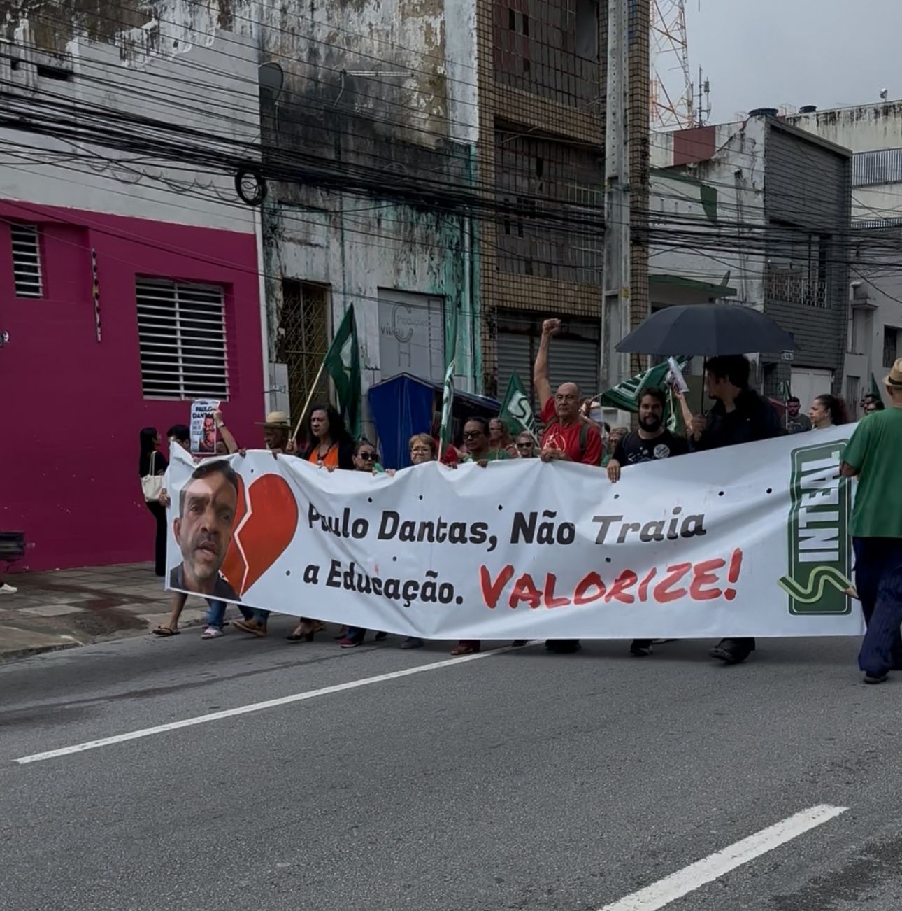 Profissionais da educação marcham até a sede do Governo de Alagoas e protestam: “Valorize a educação””