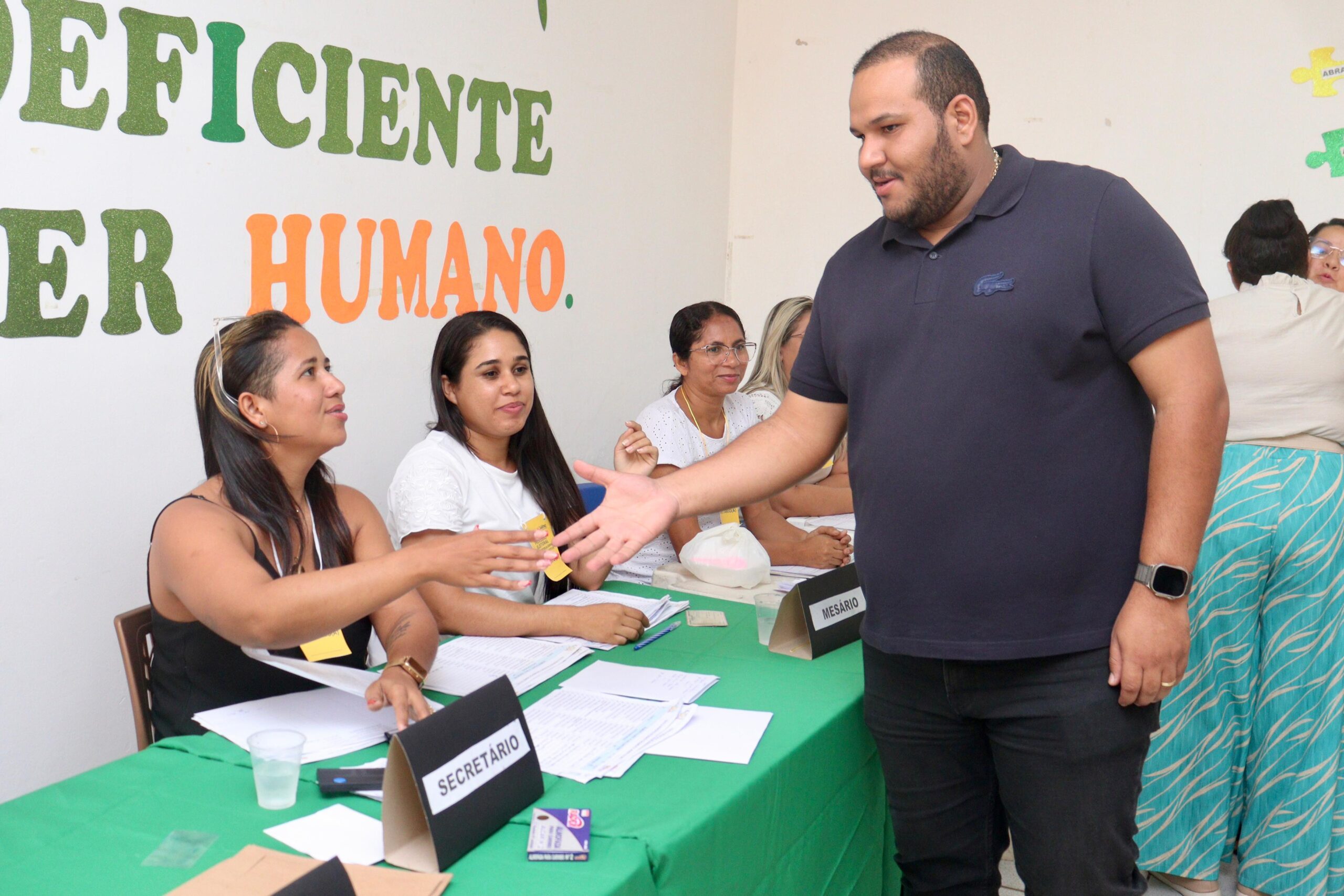 Prefeito Fernando Cavalcante acompanha eleição de novos gestores escolares, em Matriz do Camaragibe