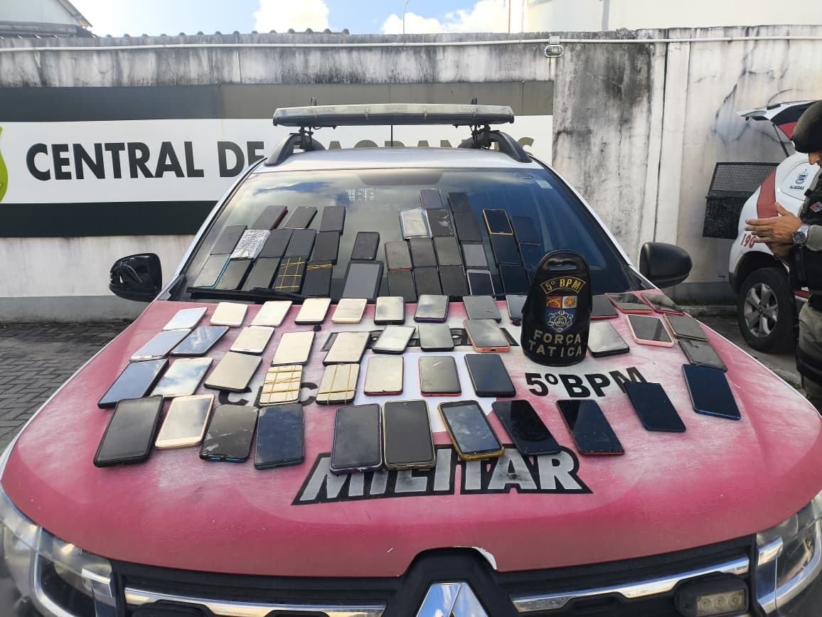 Polícia apreende 75 celulares em residência durante cumprimento de mandado no Benedito Bentes