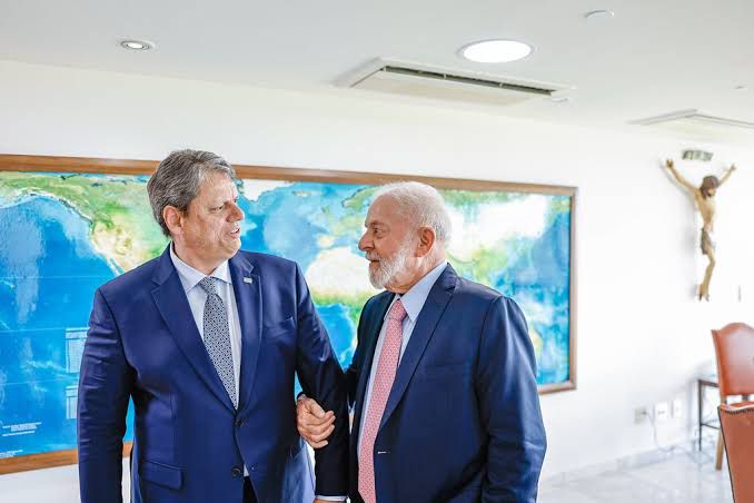 Lula diz que Tarcísio depende de Bolsonaro para se projetar politicamente