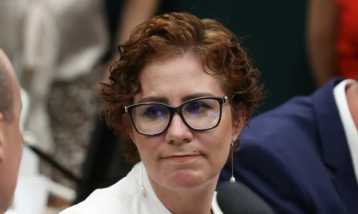 Governo contrata escritório italiano por R$ 200 mil para atuar em caso de Carla Zambelli