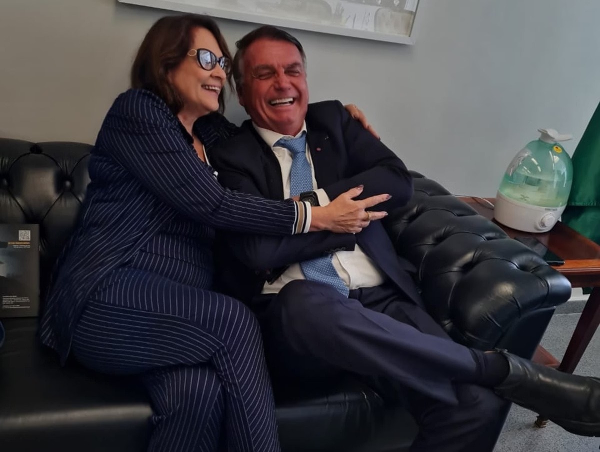 Damares Alves terá porta-malas de carro revistado antes de visitar Jair Bolsonaro