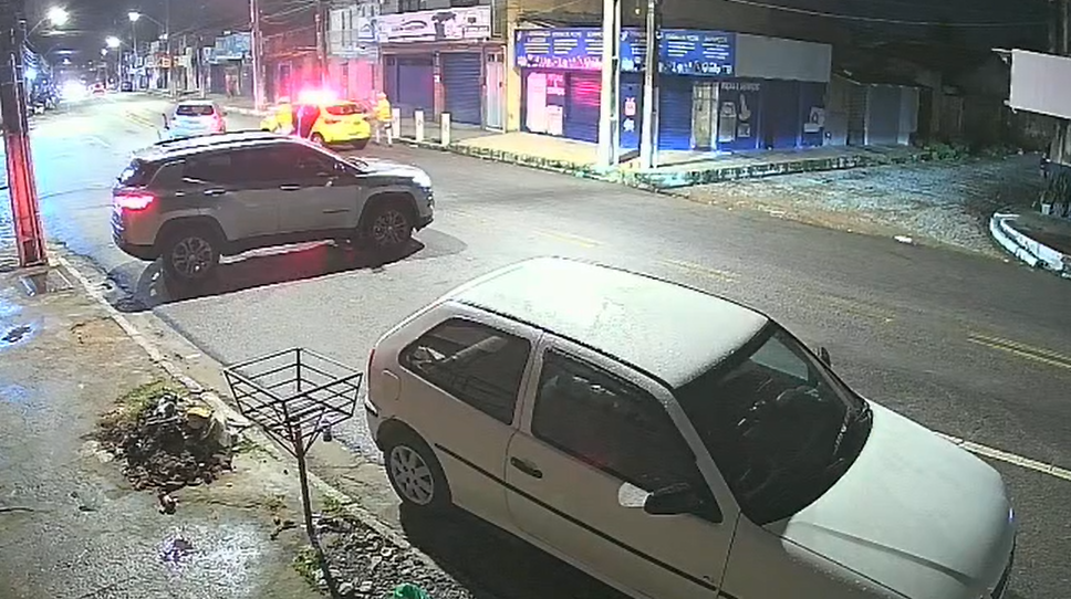 Suspeito de assalto é preso após perseguição e colisão no bairro do Jacintinho