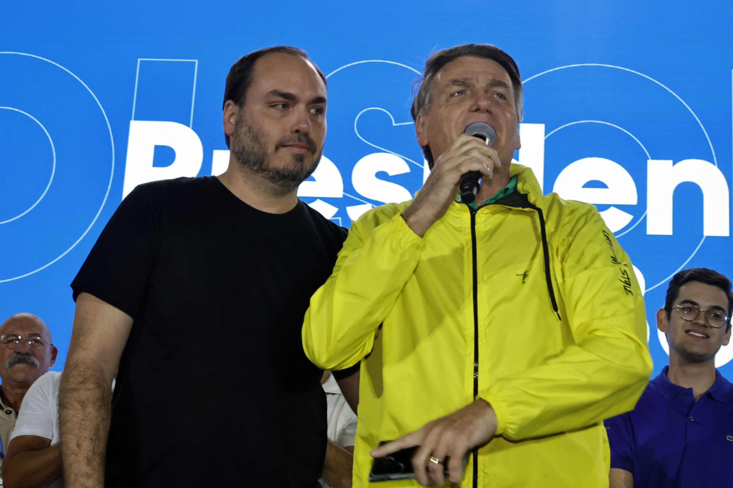 Carlos Bolsonaro detalha estado de saúde de seu pai, Jair Bolsonaro: “Não tem vontade de se alimentar”