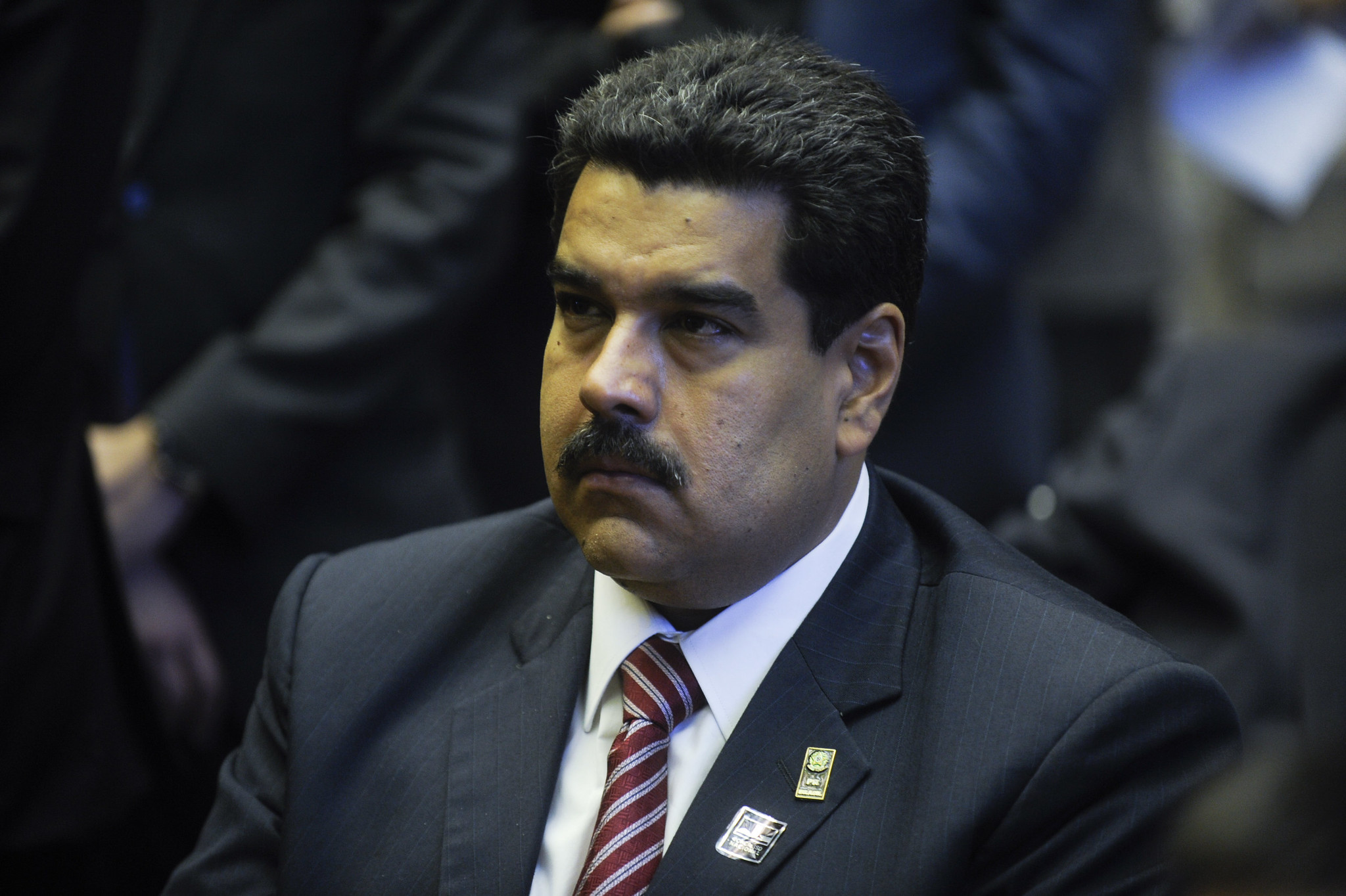 Maduro veste uniforme militar e afirma estar preparado para se defender dos EUA