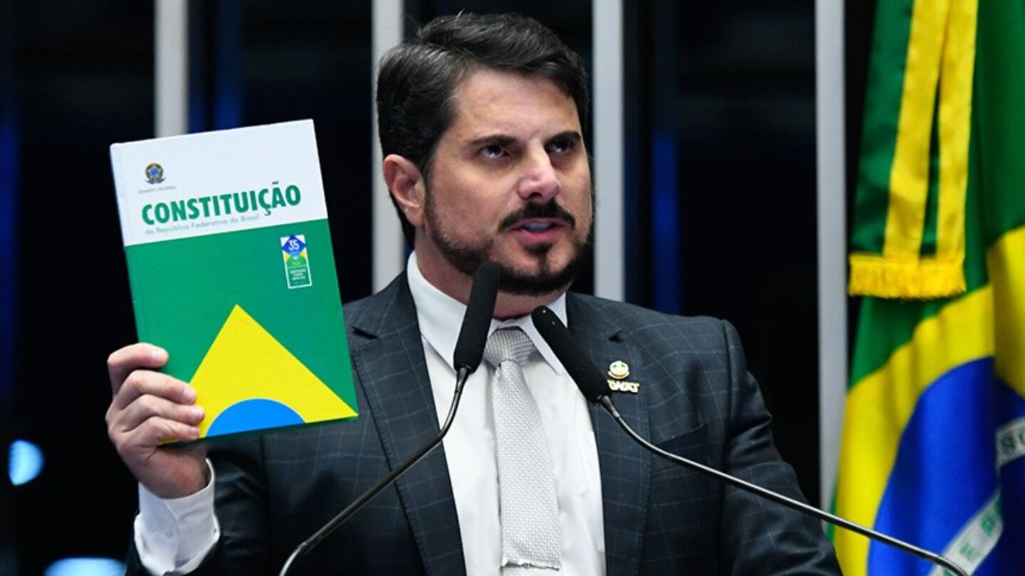 Pix e salários de senador Marcos são bloqueados após ação do STF; parlamentar usa tornozeleira eletrônica