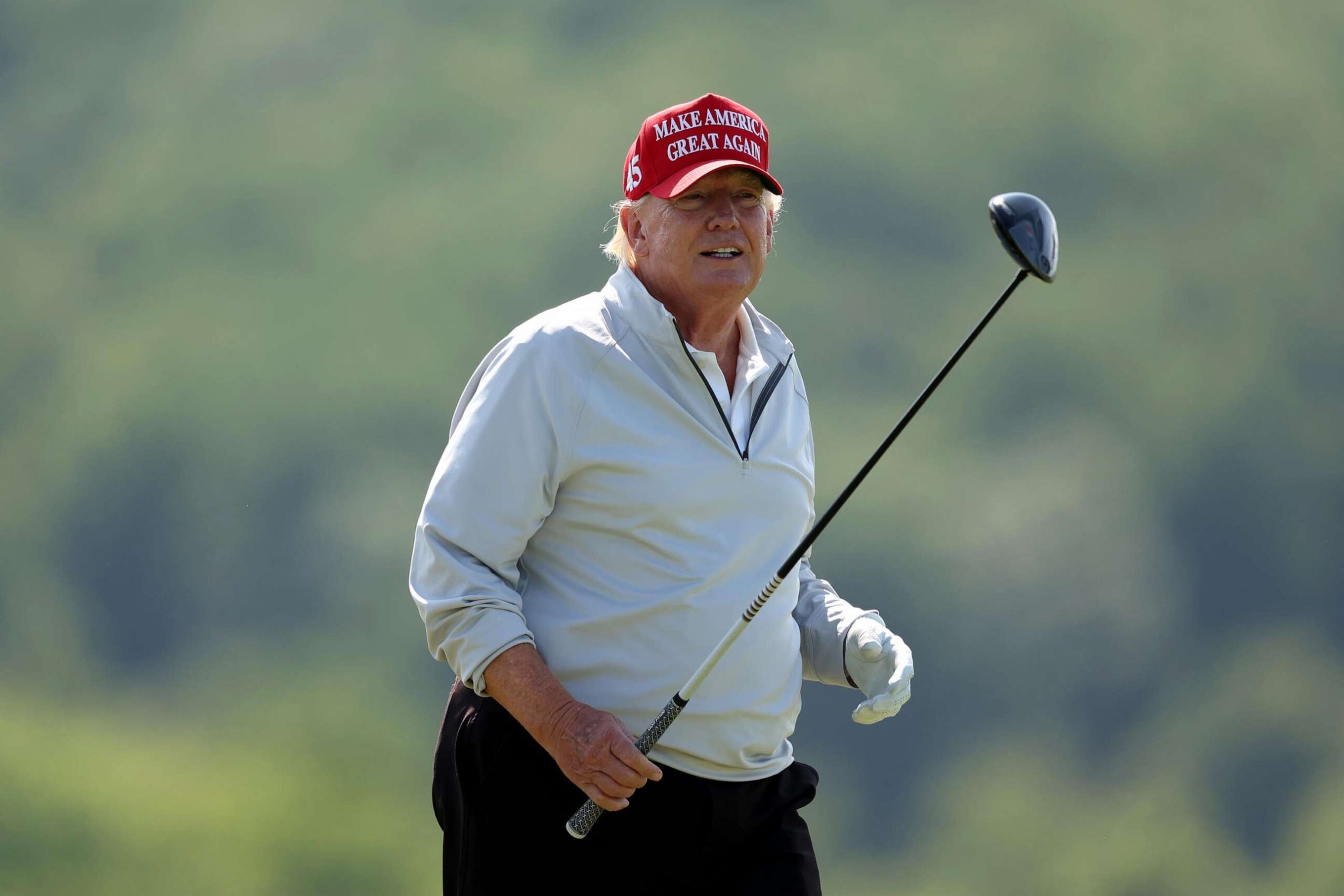 Trump aparece em público e boatos sobre sua morte são desmentidos