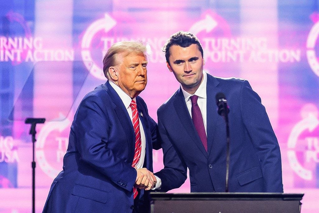 Assassinato de Charlie Kirk gera condenações internacionais e tensão política nos EUA
