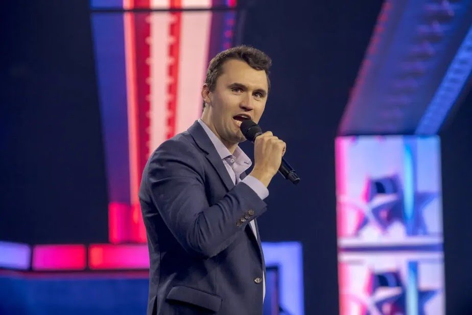 Influenciador conservador Charlie Kirk é baleado durante evento em universidade