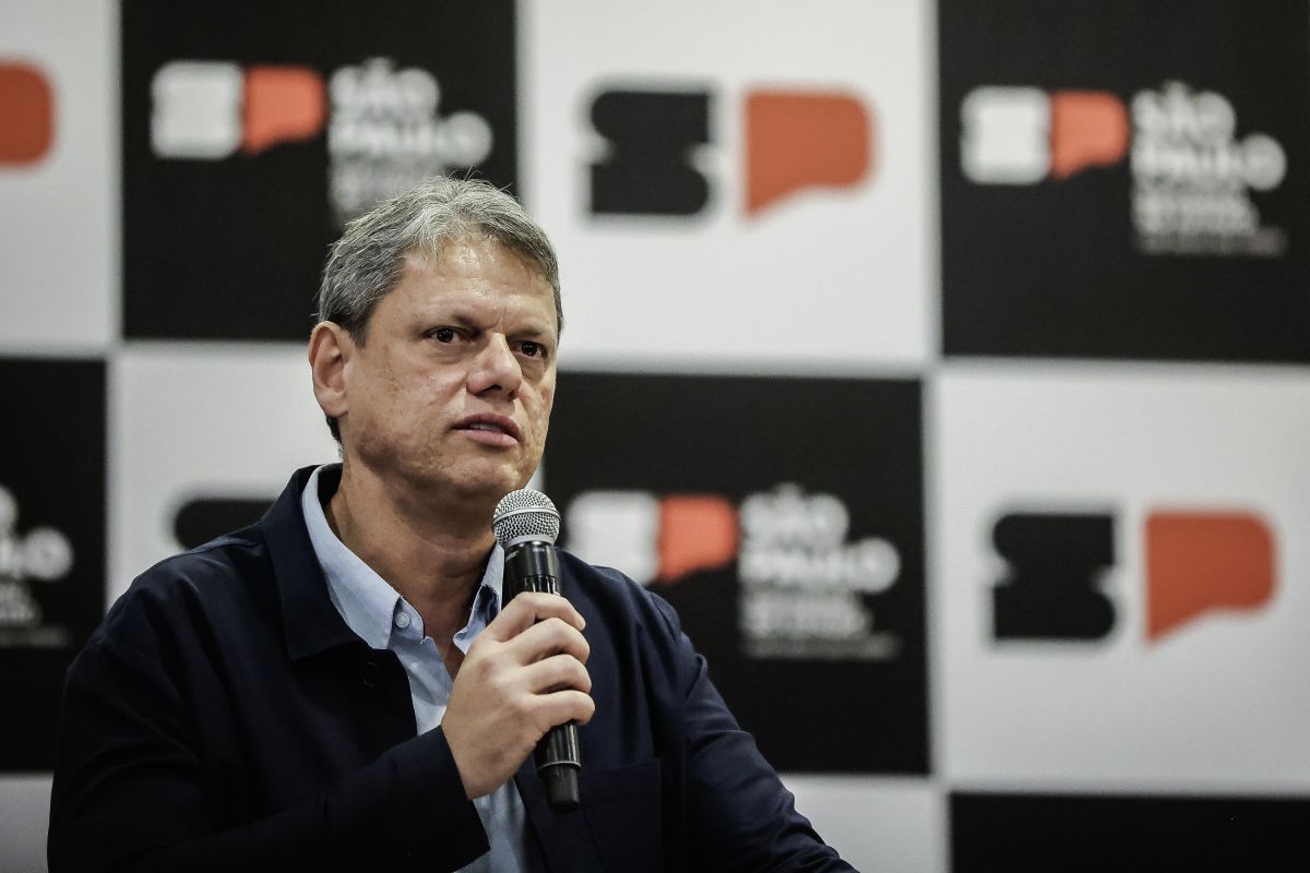 Professor grita ‘sem anistia’ a Tarcísio e é demitido de estatal em SP