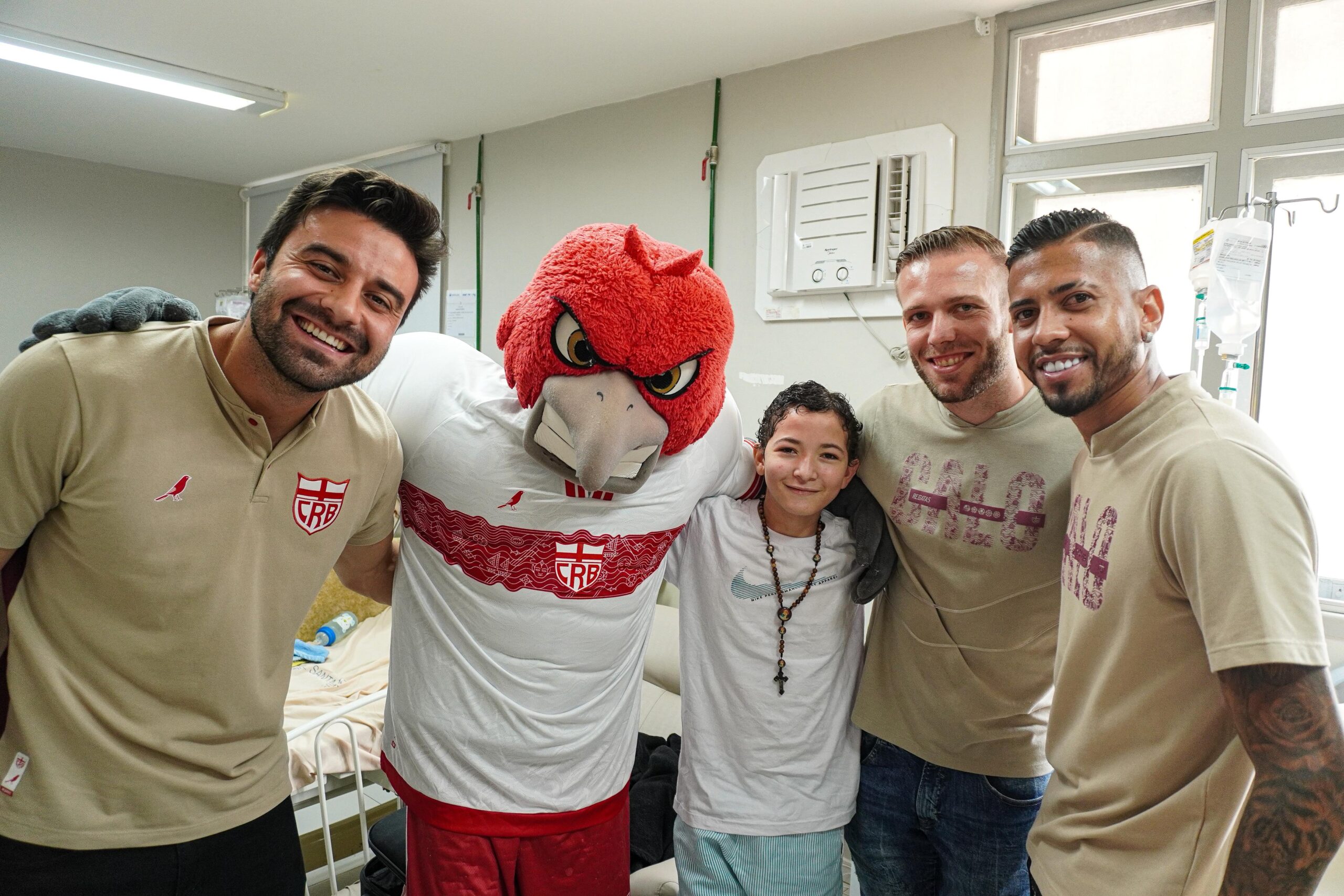 CRB leva atletas e mascote para visitar crianças com câncer na Santa Casa