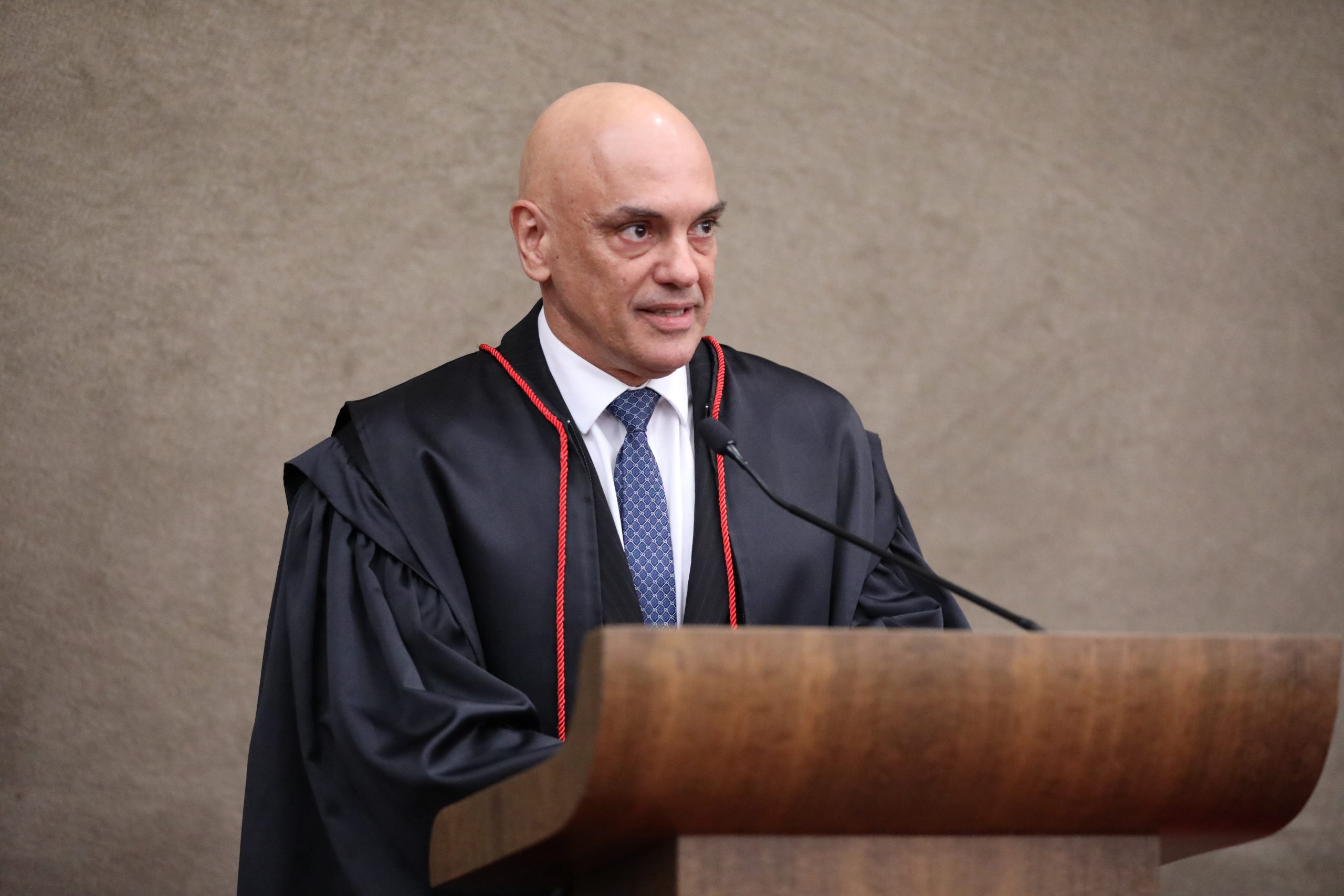 Moraes determina início do cumprimento de pena de ”Débora do Batom”.