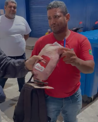 Promotor de vendas é flagrado com peças de picanha dentro da roupa em supermercado de Maceió