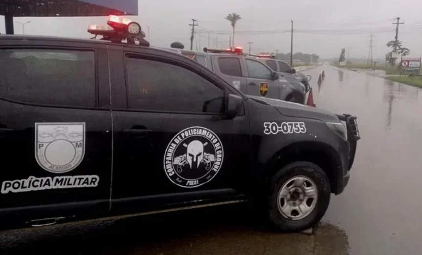 Companhia de Choque prende dois homens por tráfico de drogas em Jaraguá
