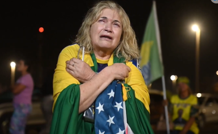 Após condenação , apoiadores fizeram uma vigília no condomínio do ex-presidente Jair Bolsonaro