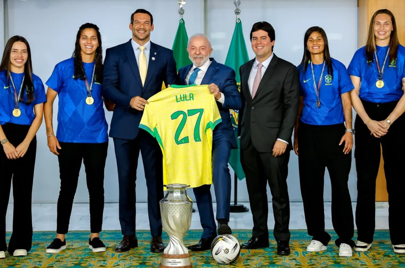 Lula ganha camisa 27 da Seleção e web vê indireta a Bolsonaro