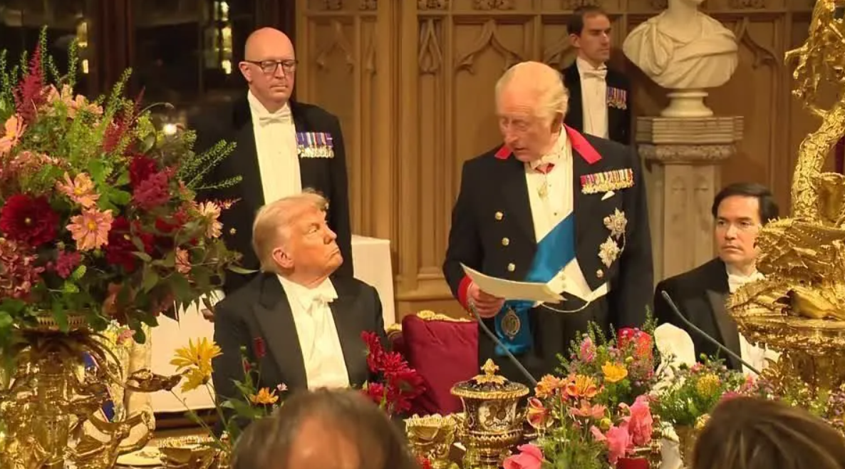 Em banquete, Charles elogia esforços de Trump para resolver conflitos