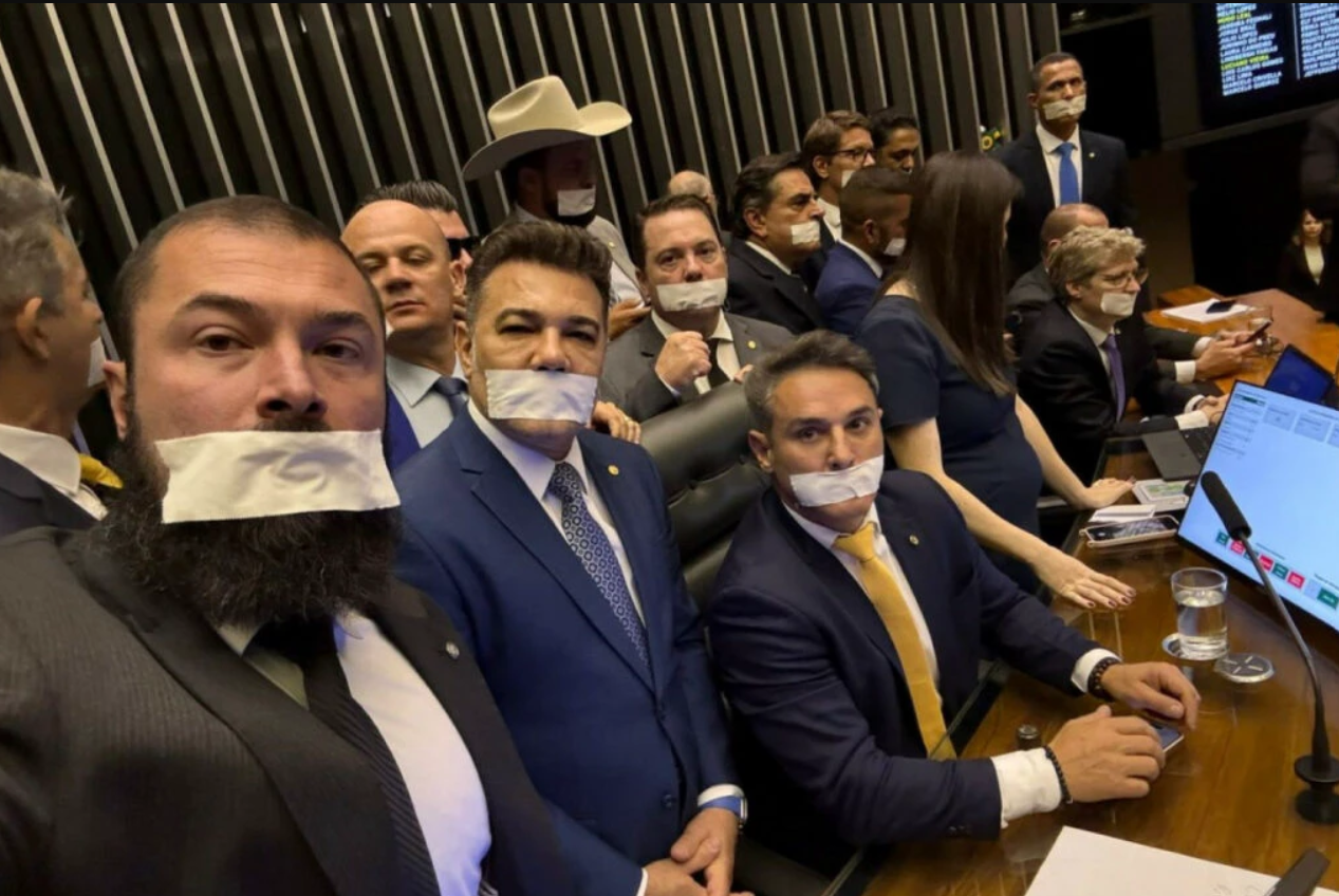 Corregedoria recomenda suspensão de deputados que ocuparam Câmara