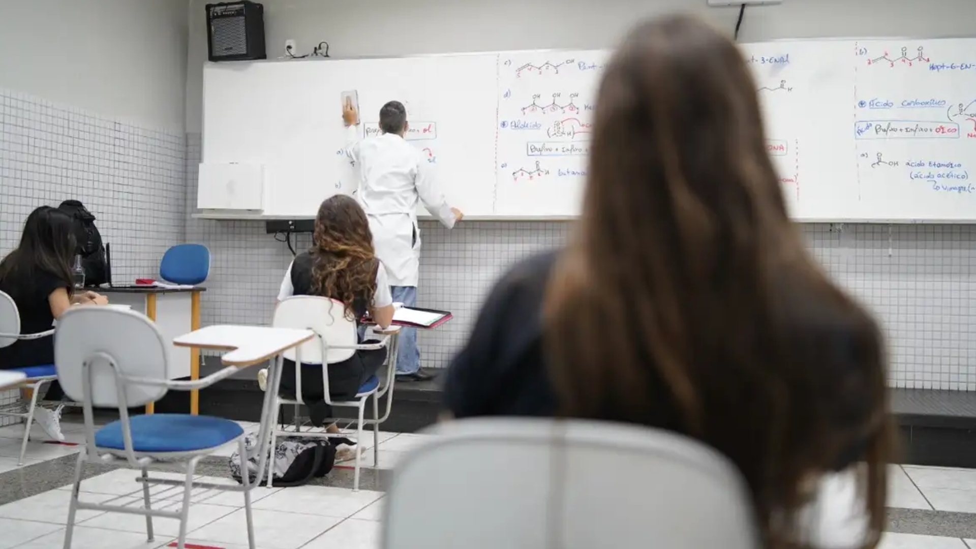 Após 12 anos de espera, professora assume cargo conquistado em concurso