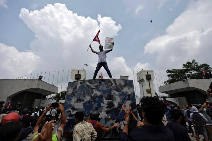 Manifestantes arrancam bandeira comunista durante protestos no Nepal