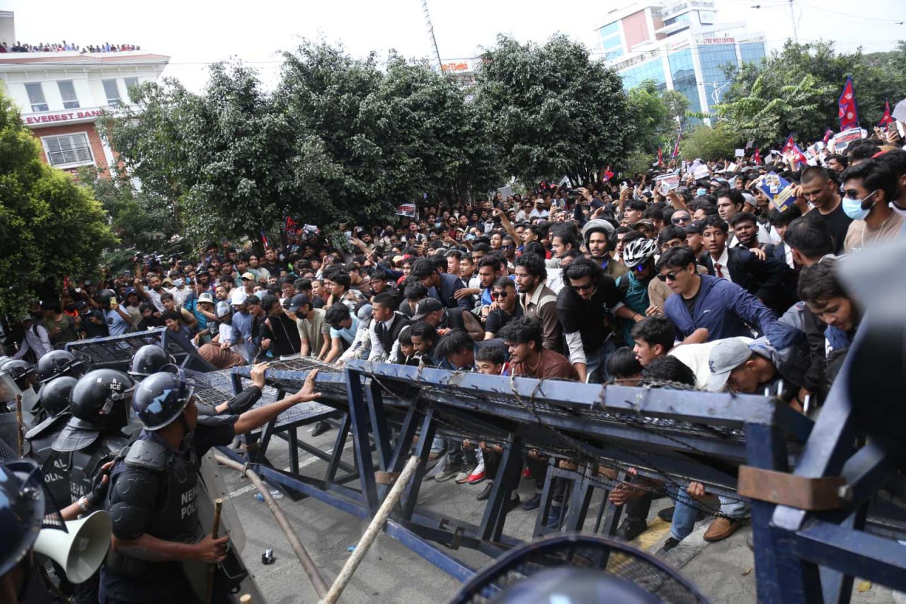Helicópteros resgatam políticos durante onda de protestos em Katmandu