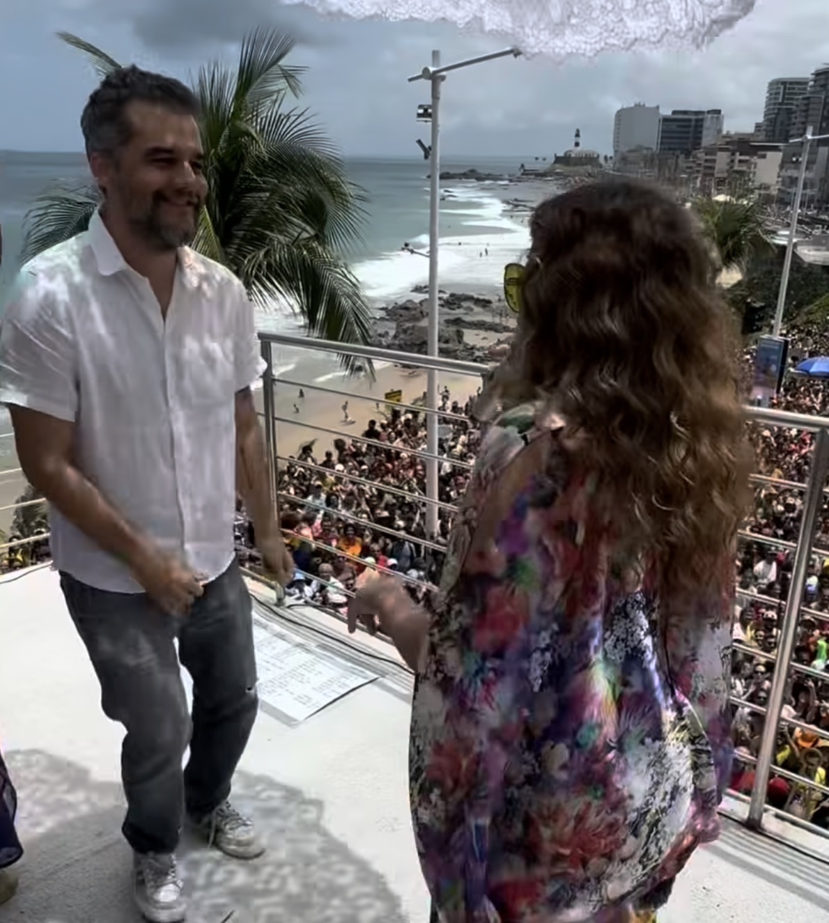 Wagner Moura e Daniela Mercury protestam contra PEC da Blindagem em Salvador