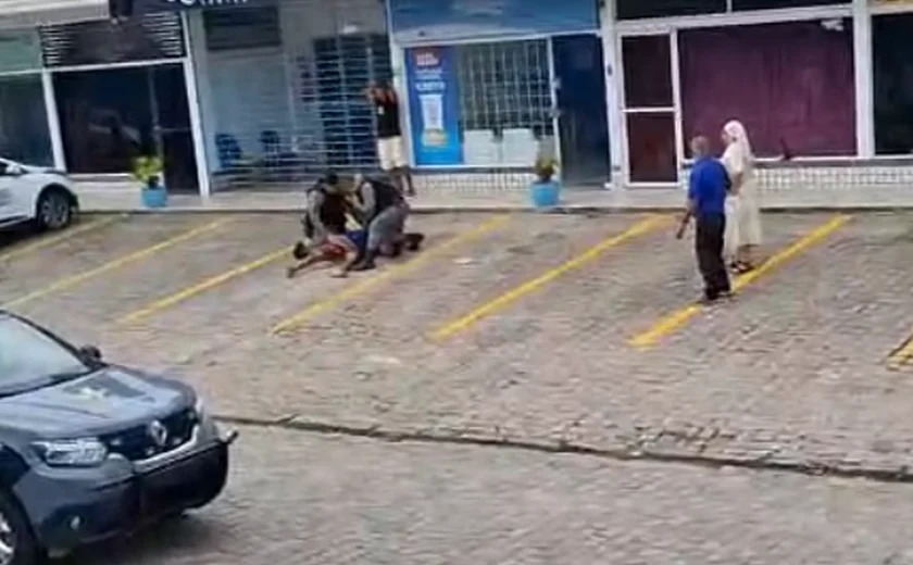 Homem é detido na Pajuçara e gera revolta em fiéis que denunciam agressão policial