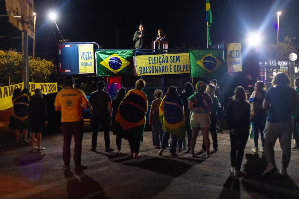 “Sentimento de injustiça”, dizem filhos de Bolsonaro ao participarem de vigília horas antes do julgamento