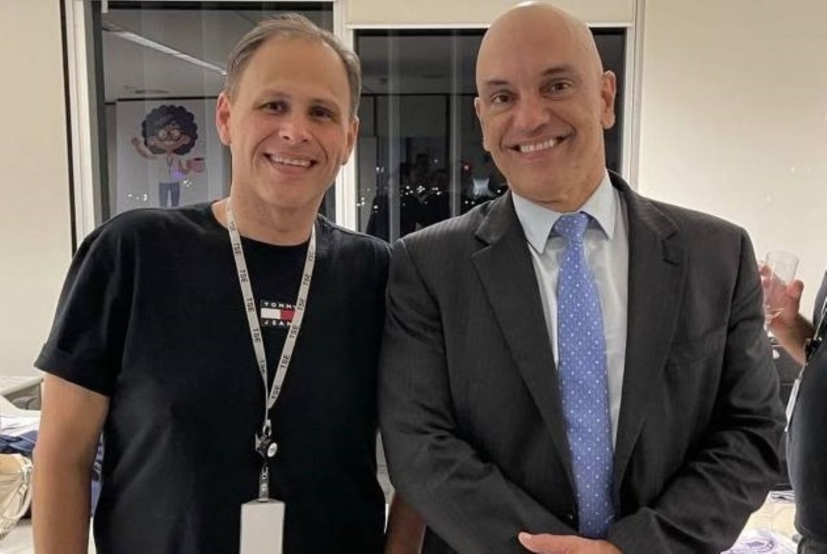Flávio Bolsonaro chama ex-assessor de Moraes durante julgamento de Bolsonaro