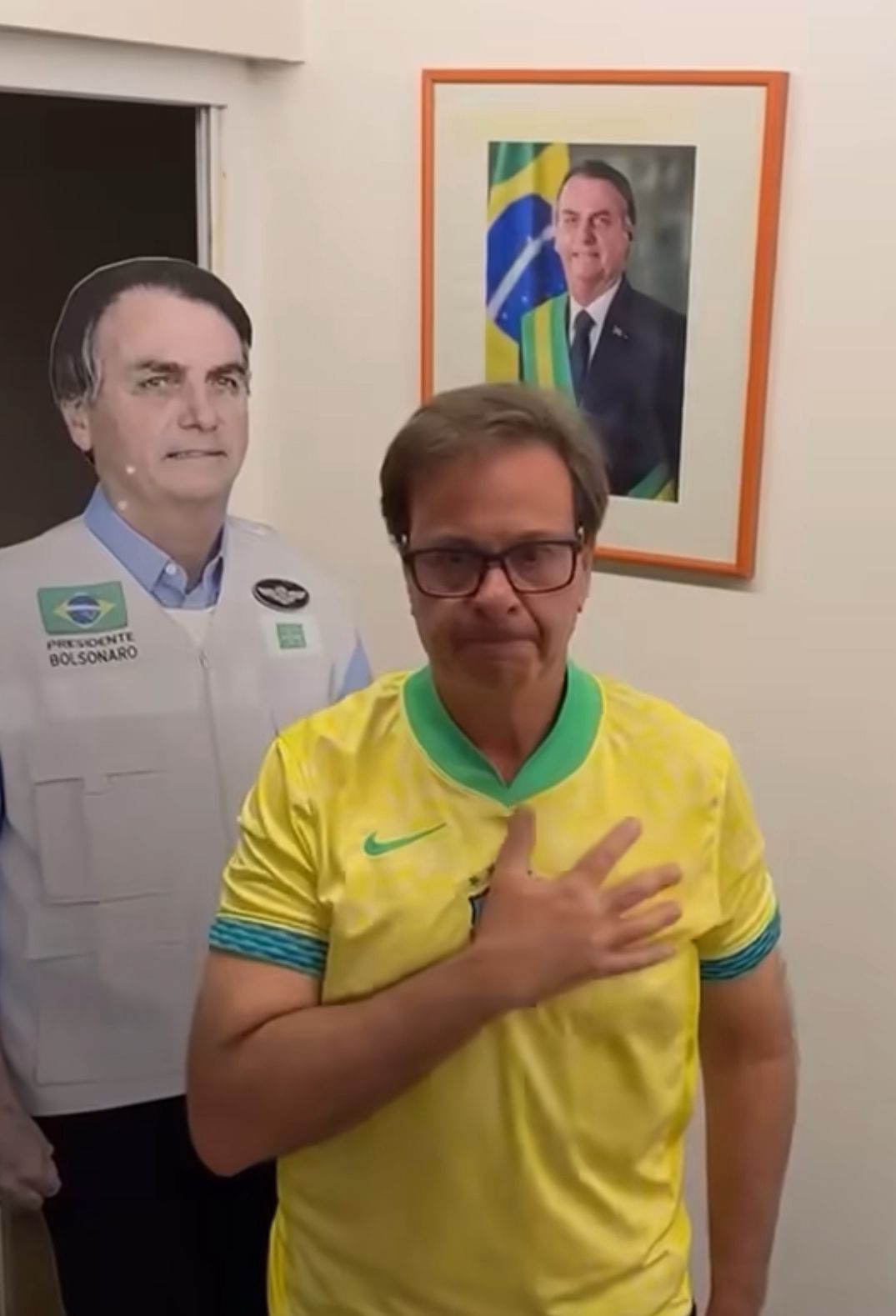 Gilson Machado canta Hino Nacional e exalta Bolsonaro: “O silêncio grita”