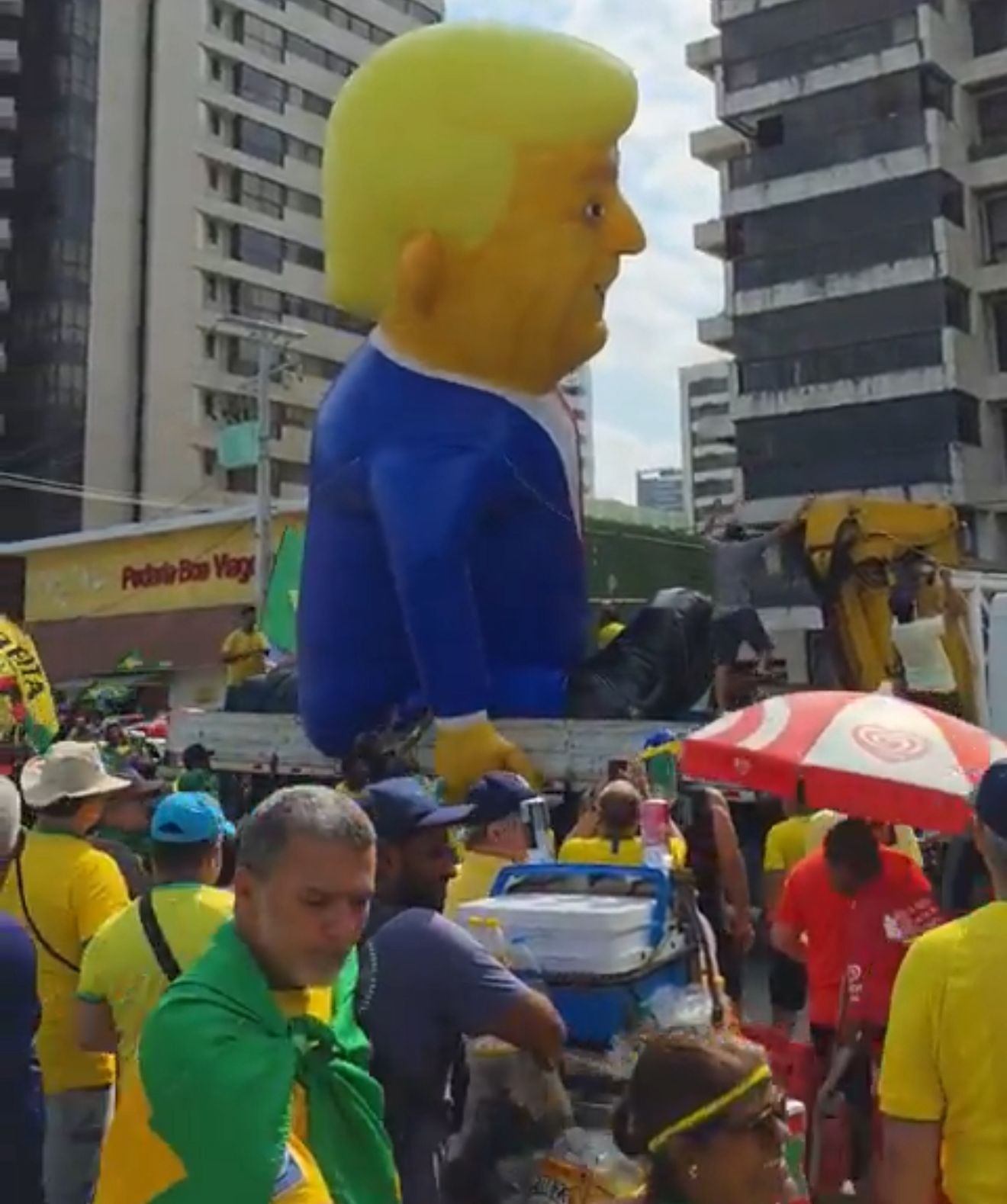 Ato em Boa Viagem pede anistia e leva críticas ao STF e apoio a Trump