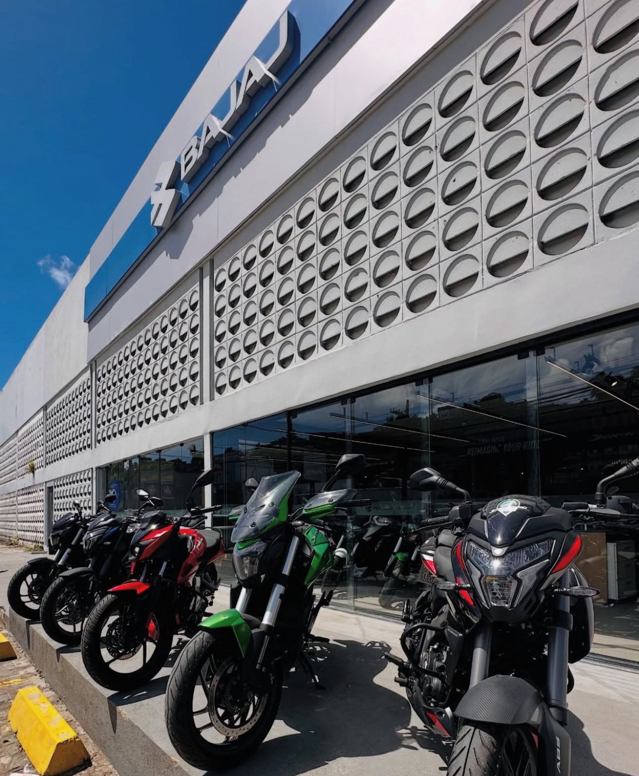 Clientes protestam contra pós-venda da Bajaj em Maceió