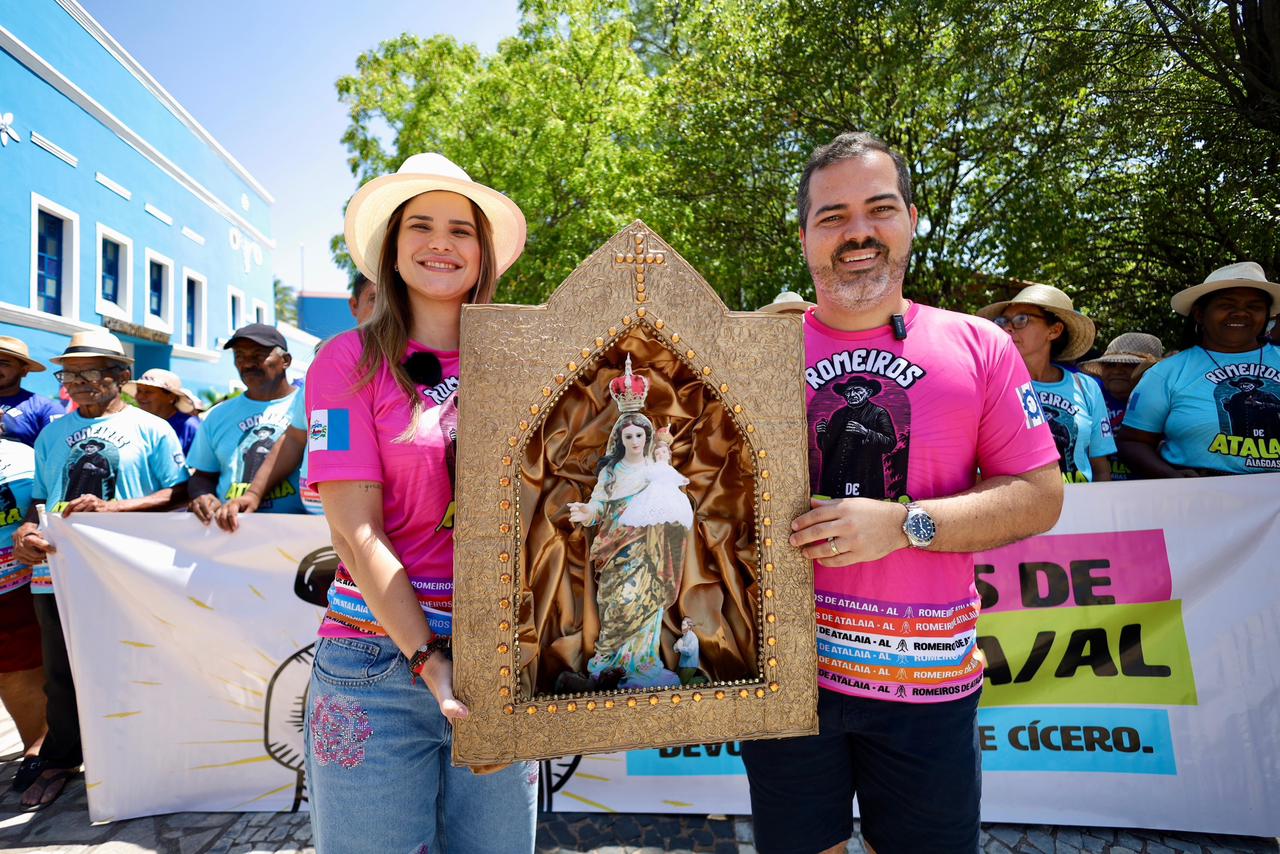 Prefeita Ceci participa da subida ao Horto do Padre Cícero com romeiros de Atalaia