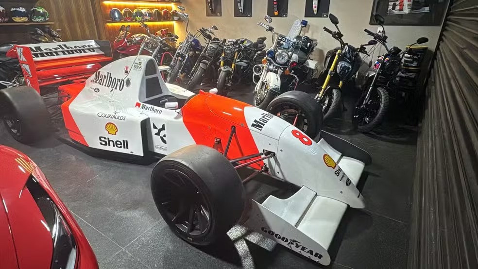 PF apreende Ferrari, relógios de luxo, quadros e uma réplica de F1 em operação que prendeu Careca do INSS