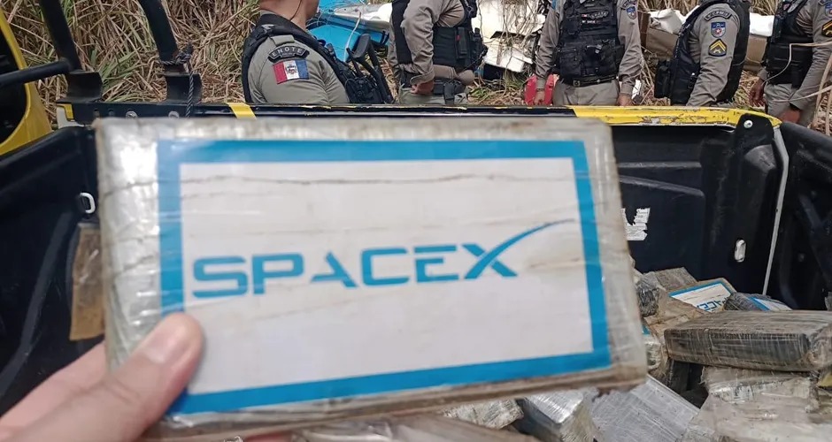 Cocaína encontrada em avião que caiu em Coruripe tinha adesivos da SpaceX, empresa de Elon Musk